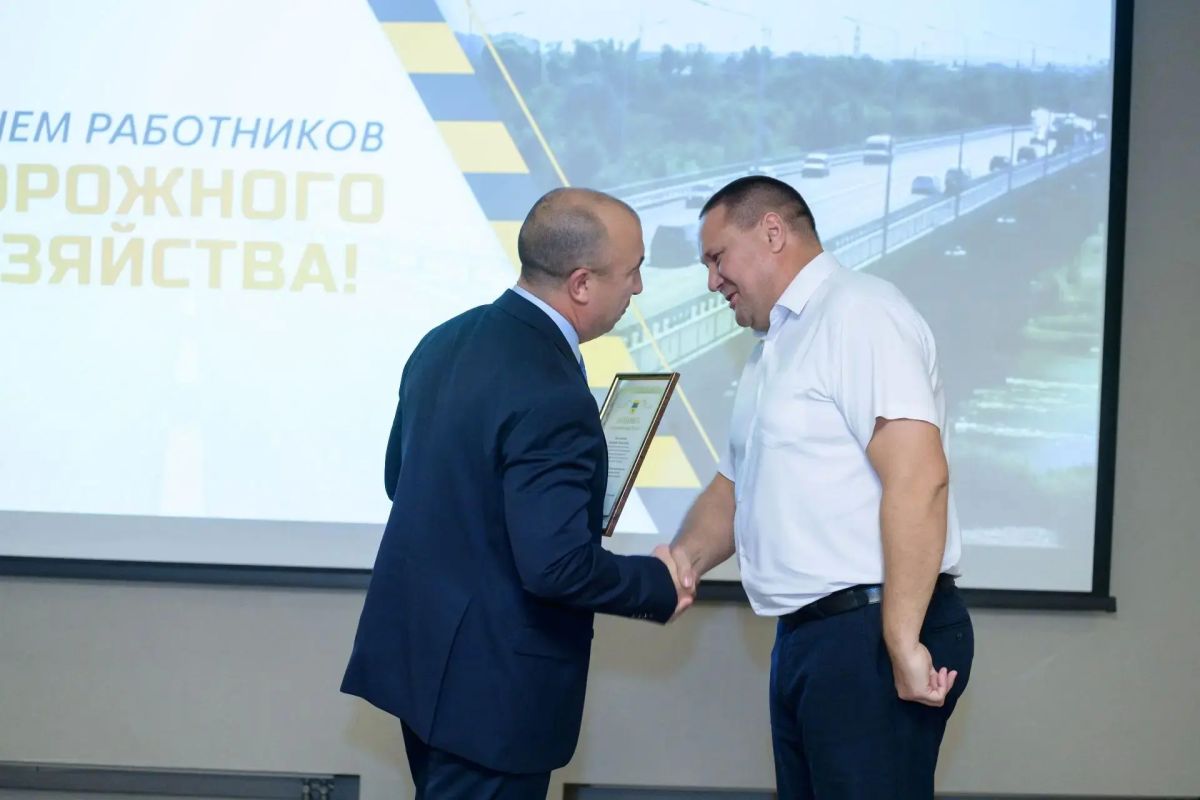 В преддверии профессионального праздника в Оренбурге наградили работников дорожного хозяйства В преддверии профессионального праздника в Оренбурге наградили работников дорожного хозяйства