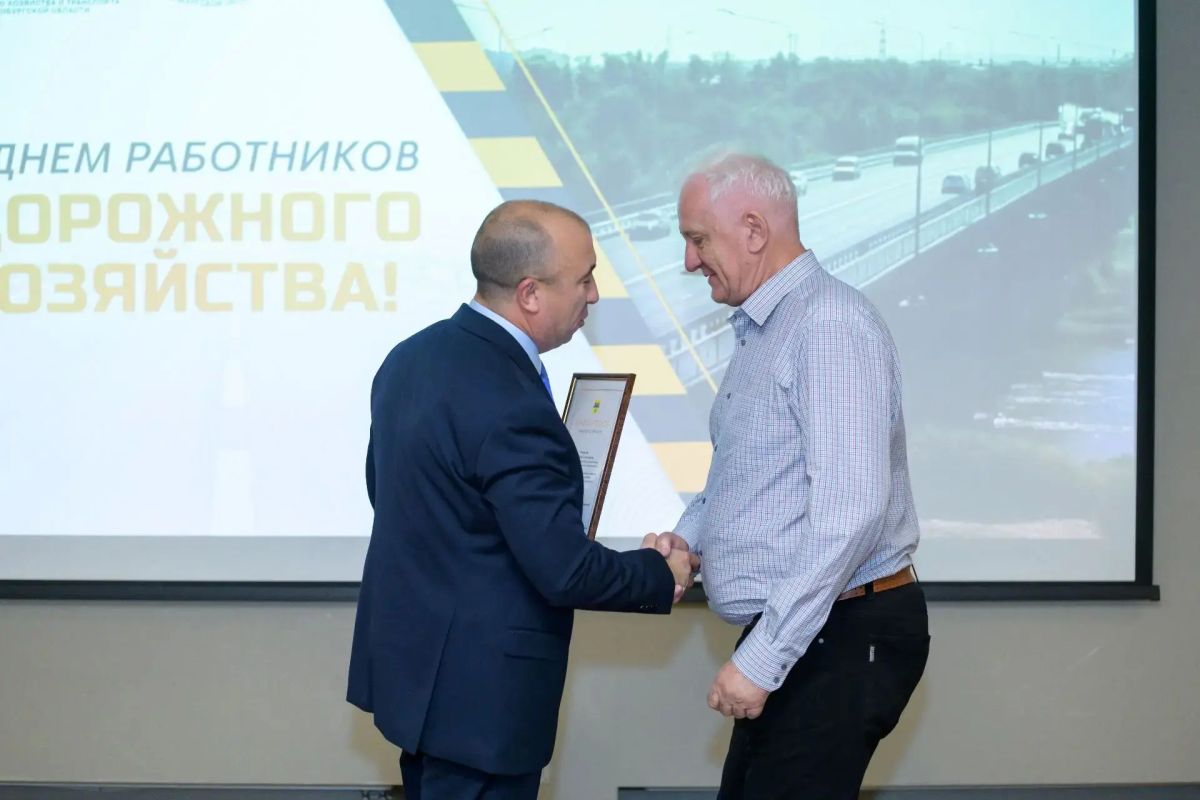 В преддверии профессионального праздника в Оренбурге наградили работников дорожного хозяйства В преддверии профессионального праздника в Оренбурге наградили работников дорожного хозяйства