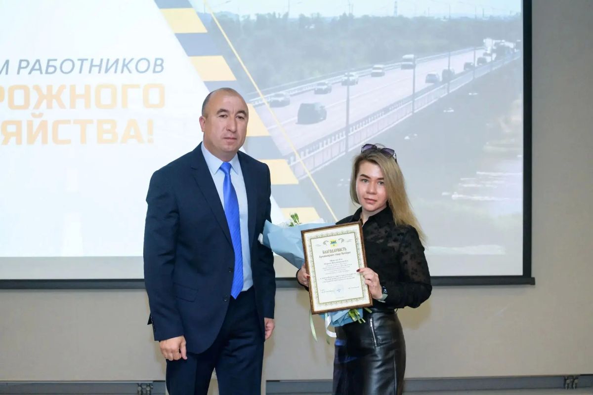 В преддверии профессионального праздника в Оренбурге наградили работников дорожного хозяйства В преддверии профессионального праздника в Оренбурге наградили работников дорожного хозяйства