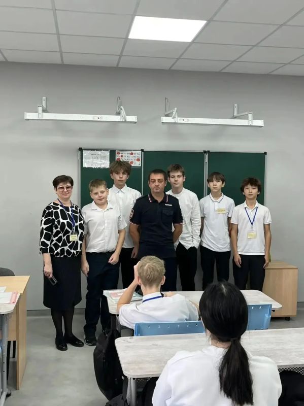 В Оренбурге полицейский провел беседу со школьниками