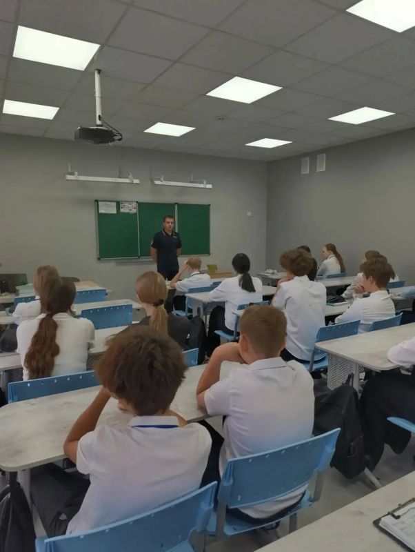 В Оренбурге полицейский провел беседу со школьниками В Оренбурге полицейский провел беседу со школьниками