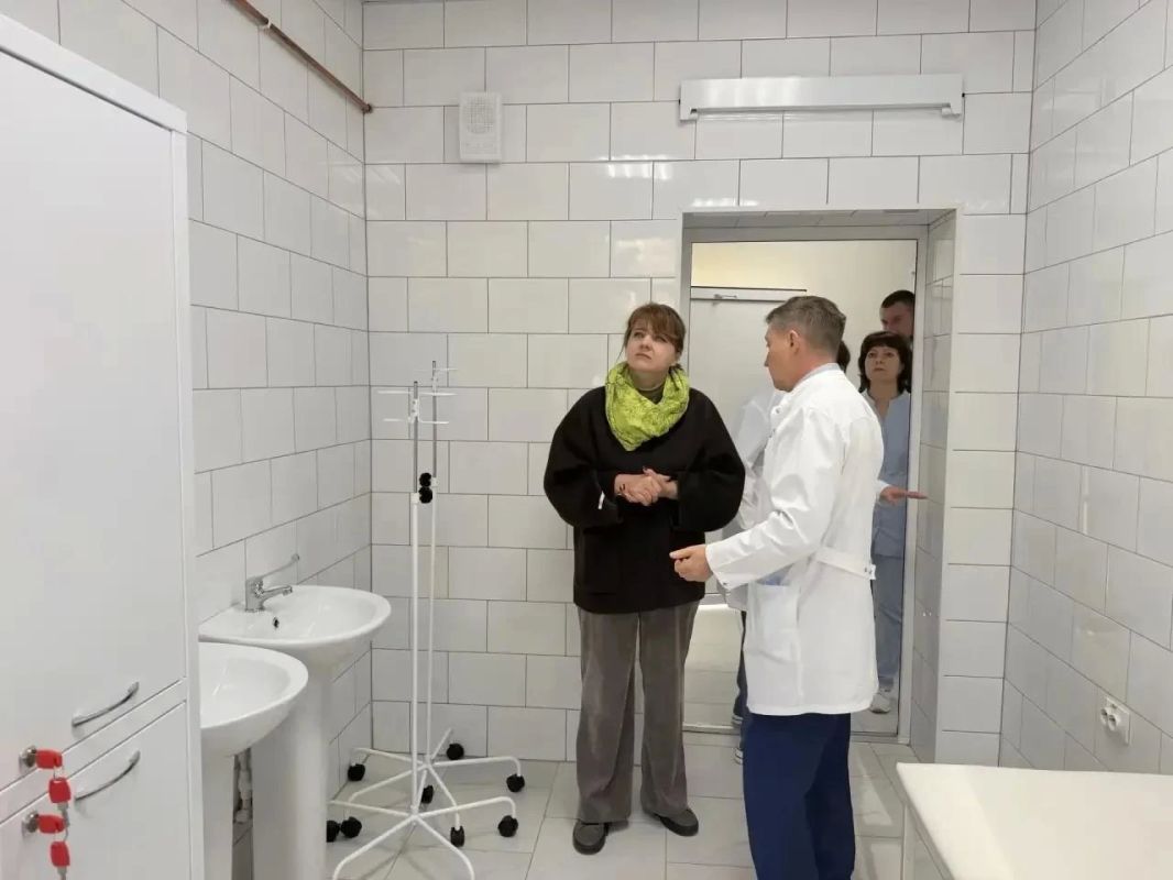 Вице-губернатор Лариса Боярская и исполняющий обязанности министра здравоохранения Павел Орлов оценили готовность обновлённых объектов Саракташской районной больницы Вице-губернатор Лариса Боярская и исполняющий обязанности министра здравоохранения Павел Орлов оценили готовность обновлённых объектов Саракташской районной больницы