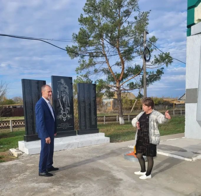 Поддержка инициативы жителей: в Илекском районе обновлён памятник героям