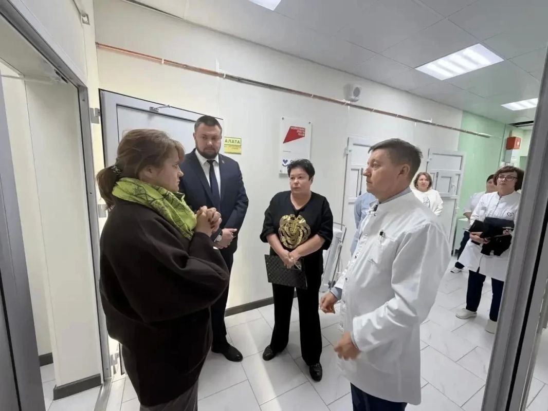 Вице-губернатор Лариса Боярская и исполняющий обязанности министра здравоохранения Павел Орлов оценили готовность обновлённых объектов Саракташской районной больницы Вице-губернатор Лариса Боярская и исполняющий обязанности министра здравоохранения Павел Орлов оценили готовность обновлённых объектов Саракташской районной больницы