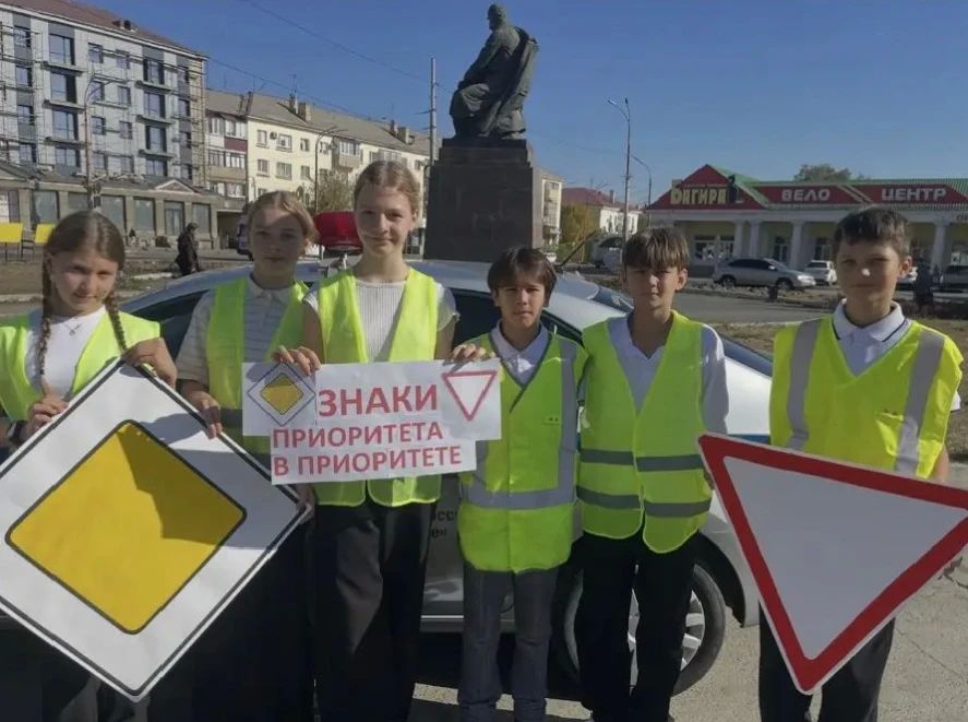 Сотрудники Госавтоинспекции МУ МВД России “Орское” совместно с отрядом юных инспекторов движения школы № 27 и руководителем центра “Светофор” провели профилактическую акцию «Знаки приоритета — в приоритете!»