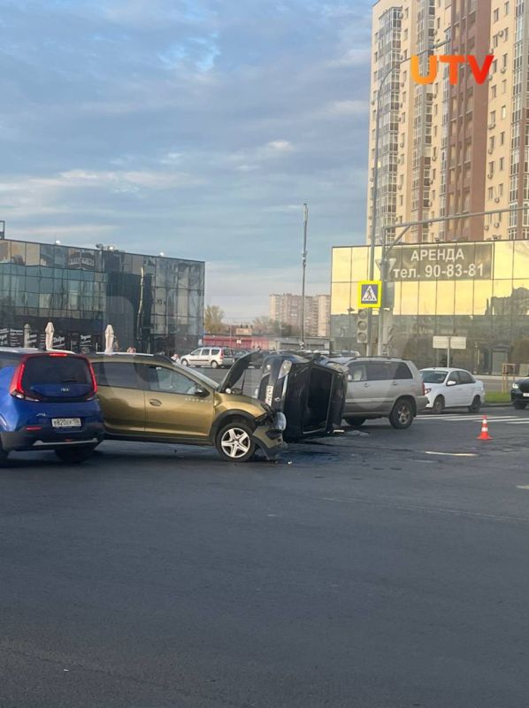 В Оренбурге столкнулись три машины, одна из них - перевернулась