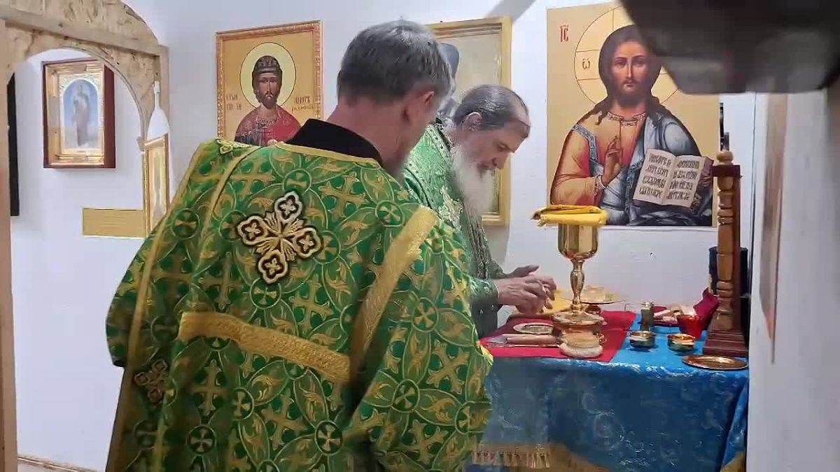 Митрополит Оренбургский и Саракташский Петр совершил Литургию в блиндажном храме в ДНР