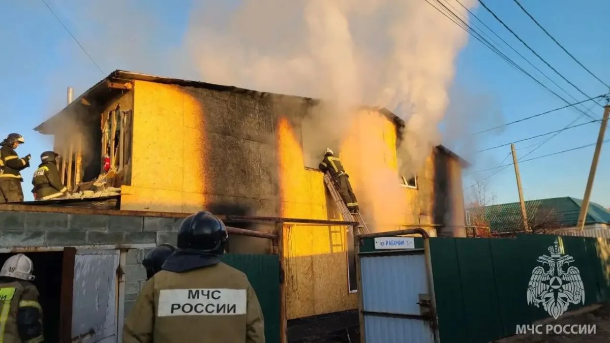 Три человека спасли на пожаре в Орске