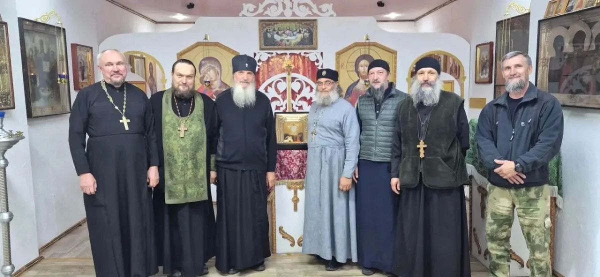 Митрополит Оренбургский и Саракташский Петр совершил Литургию в блиндажном храме в ДНР Митрополит Оренбургский и Саракташский Петр совершил Литургию в блиндажном храме в ДНР