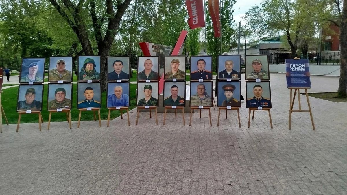 Портреты героев: студенты художественного колледжа дарят семьям память о защитниках