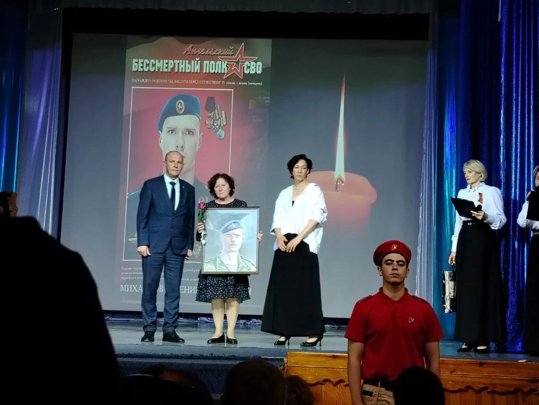 Портреты героев: студенты художественного колледжа дарят семьям память о защитниках Портреты героев: студенты художественного колледжа дарят семьям память о защитниках