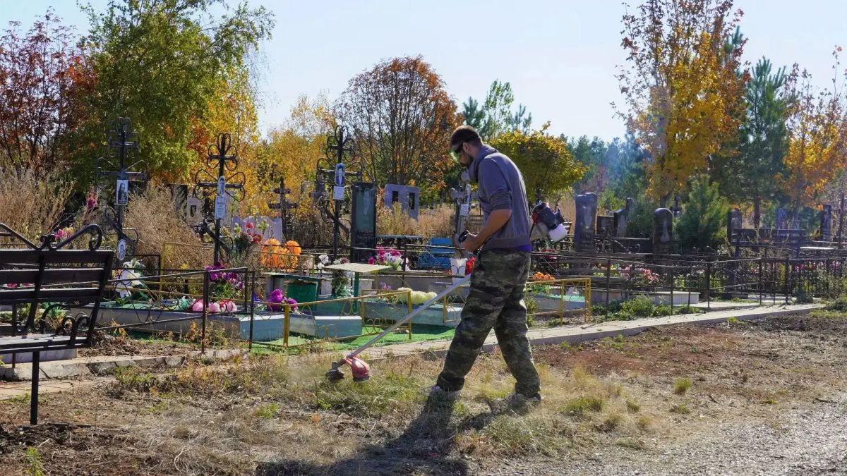 Навели порядок на кладбище в Степном, убрали территорию вокруг стелы «Европа — Азия», вывезли мусор из парка «Берёзки»