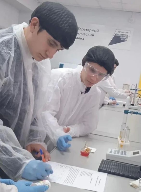 Школьники Оренбуржья знакомятся с востребованными профессиями Школьники Оренбуржья знакомятся с востребованными профессиями
