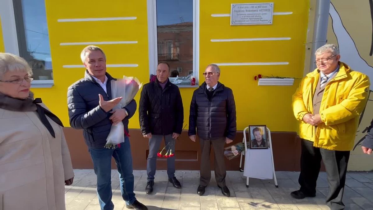 В Оренбурге открыта мемориальная доска заслуженному врачу России Людмиле Антонец