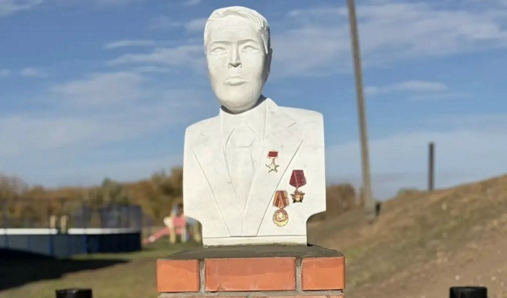 Бюст Герою Соцтруда установили в Первомайском Соль-Илецкого округа