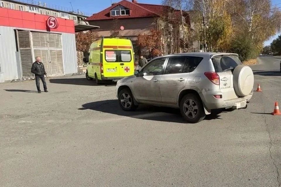 В Орске пенсионерка пострадала под колесами иномарки, сдававшей задним ходом