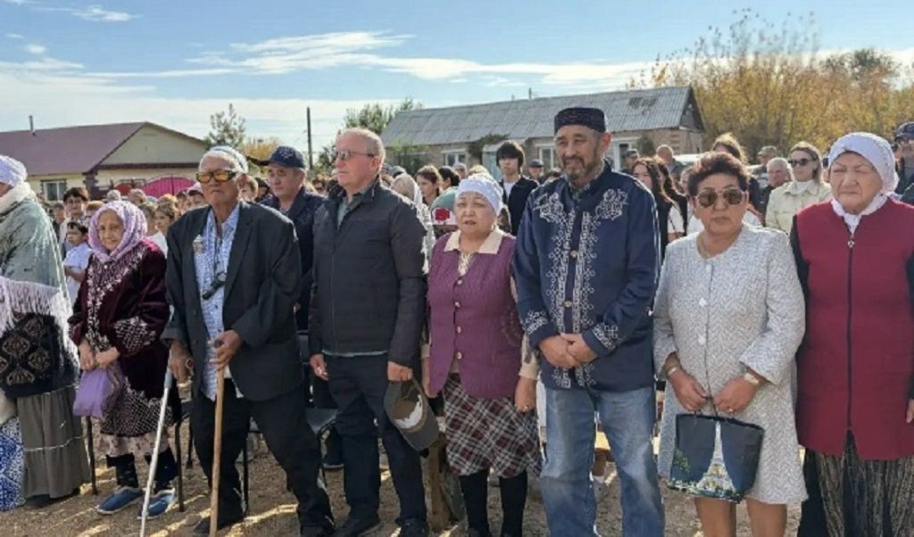 Бюст Герою Соцтруда установили в Первомайском Соль-Илецкого округа Бюст Герою Соцтруда установили в Первомайском Соль-Илецкого округа