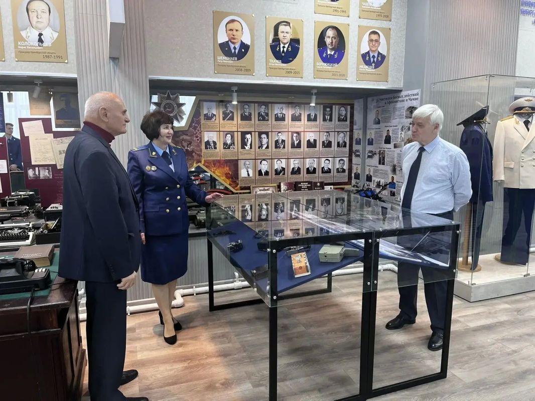 Почетные гости из Уральского государственного университета им. В.Ф. Яковлева посетили музей прокуратуры Оренбургской области Почетные гости из Уральского государственного университета им. В.Ф. Яковлева посетили музей прокуратуры Оренбургской области
