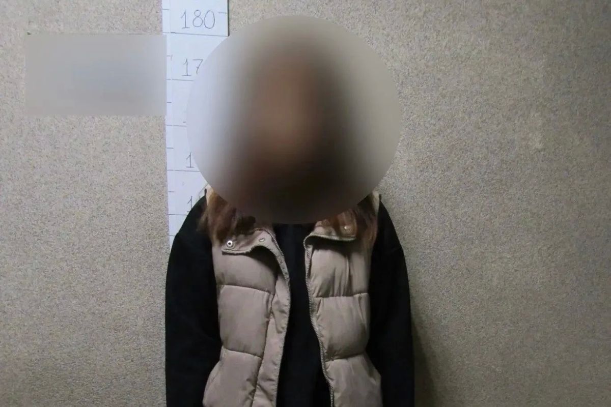 В Оренбурге полицейские задержали девушку за кражу денег из магазина
