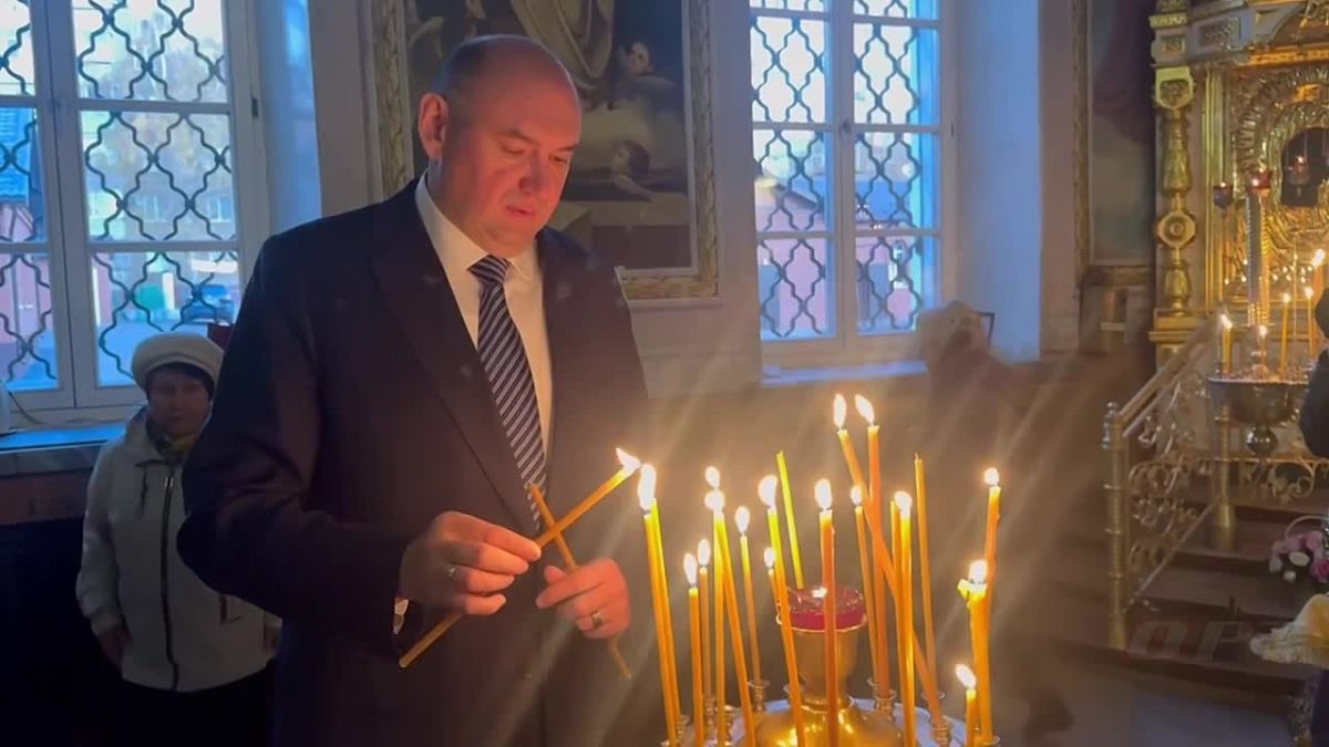 Одним из первых к реликвиям прикоснулся губернатор Оренбуржья Евгений Солнцев