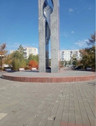 В парке имени 50летия ВЛКСМ в Оренбурге вновь обратили внимание на неудовлетворительное состояние территории вокруг памятника воинаминтернационалистам
