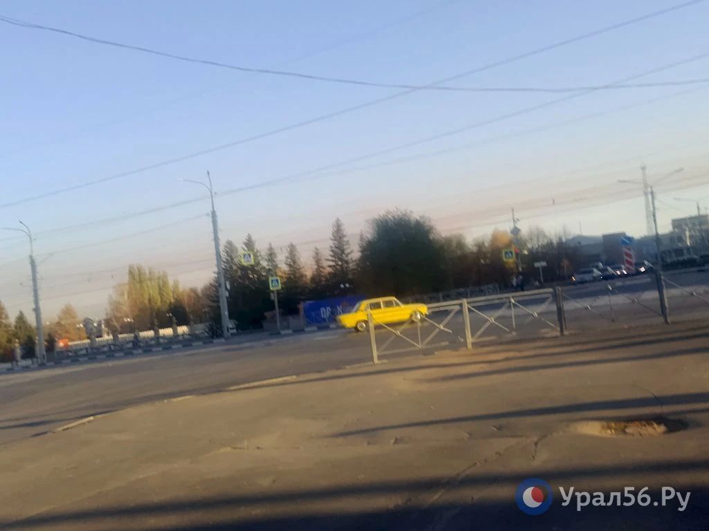 В конце светового дня смог от горящего камыша в районе Старой Биофабрики в Орске растянулся вдоль всего города темно-коричневой полосой
