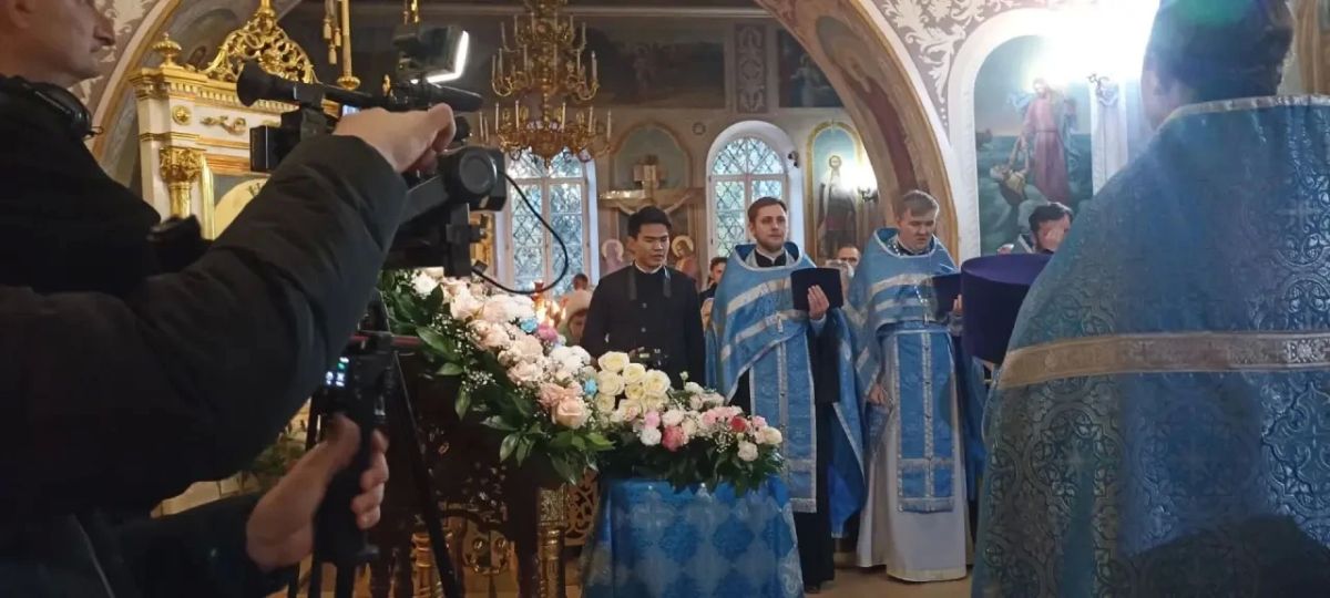 Одним из первых к реликвиям прикоснулся губернатор Оренбуржья Евгений Солнцев Одним из первых к реликвиям прикоснулся губернатор Оренбуржья Евгений Солнцев
