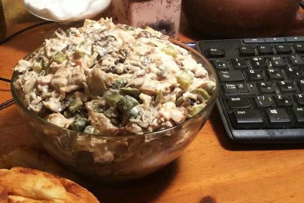 Салат с курицей, грибами и маринованными огурцами