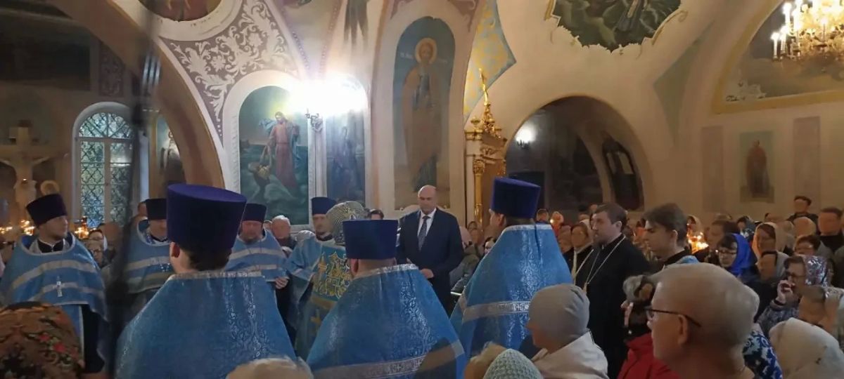 Одним из первых к реликвиям прикоснулся губернатор Оренбуржья Евгений Солнцев Одним из первых к реликвиям прикоснулся губернатор Оренбуржья Евгений Солнцев