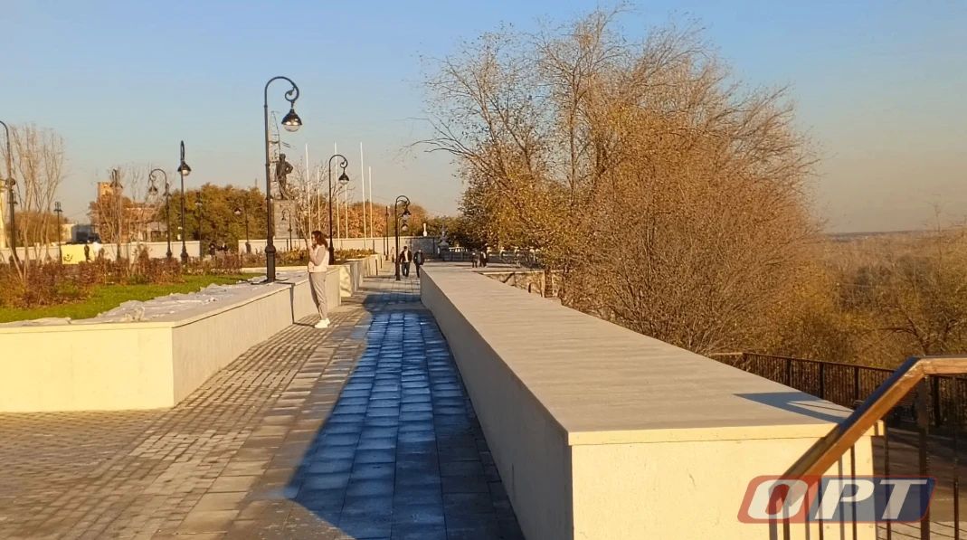 В эти минуты губернатор Оренбуржья Евгений Солнцев и глава города Альберт Юмадилов осматривают Верхнюю набережную В эти минуты губернатор Оренбуржья Евгений Солнцев и глава города Альберт Юмадилов осматривают Верхнюю набережную