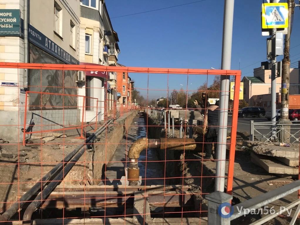 Что происходит на ул. Станиславского Орска и почему вместо тротуара там глубокая траншея? Что происходит на ул. Станиславского Орска и почему вместо тротуара там глубокая траншея?