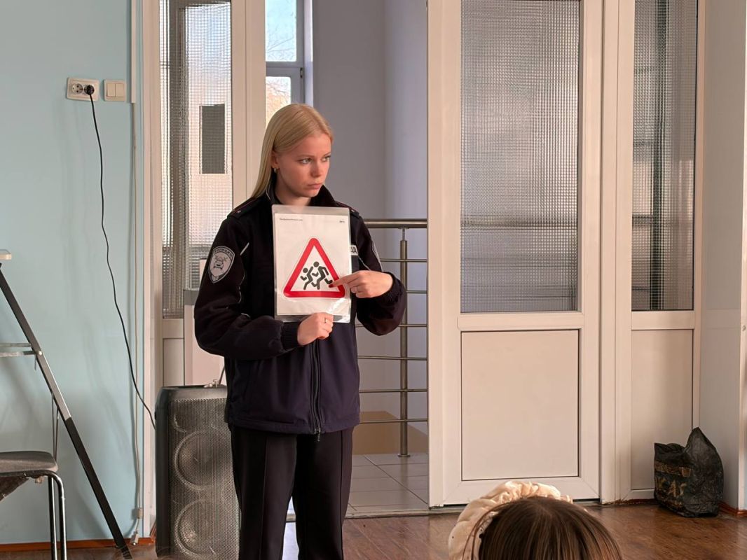 Сотрудники Госавтоинспекции в рамках профилактики детского дорожно-транспортного травматизма в период осенних каникул провели с учащимися МАОУ «Начальная общеобразовательная школа» города Кувандыка, Уроки дорожной... Сотрудники Госавтоинспекции в рамках профилактики детского дорожно-транспортного травматизма в период осенних каникул провели с учащимися МАОУ «Начальная общеобразовательная школа» города Кувандыка, Уроки дорожной...
