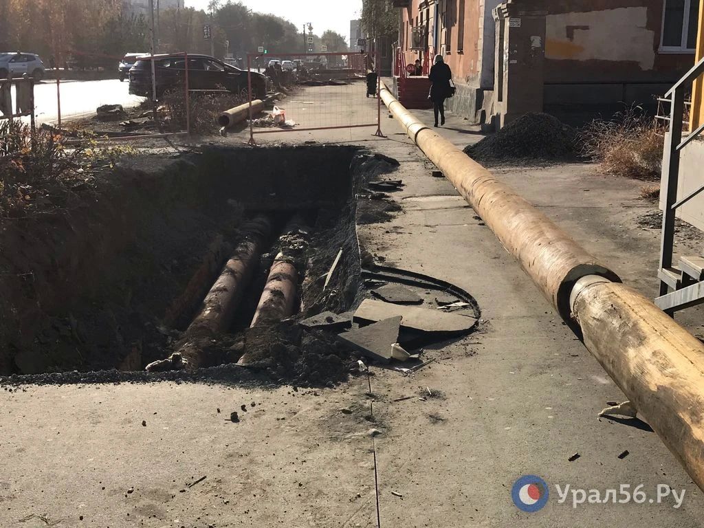 Что происходит на ул. Станиславского Орска и почему вместо тротуара там глубокая траншея? Что происходит на ул. Станиславского Орска и почему вместо тротуара там глубокая траншея?