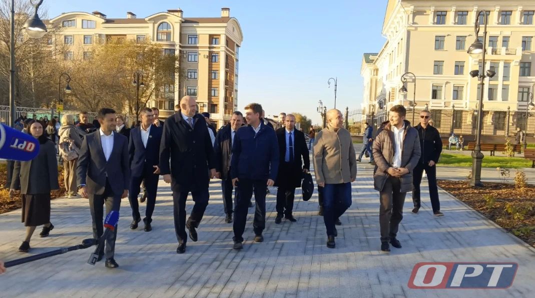 В эти минуты губернатор Оренбуржья Евгений Солнцев и глава города Альберт Юмадилов осматривают Верхнюю набережную В эти минуты губернатор Оренбуржья Евгений Солнцев и глава города Альберт Юмадилов осматривают Верхнюю набережную