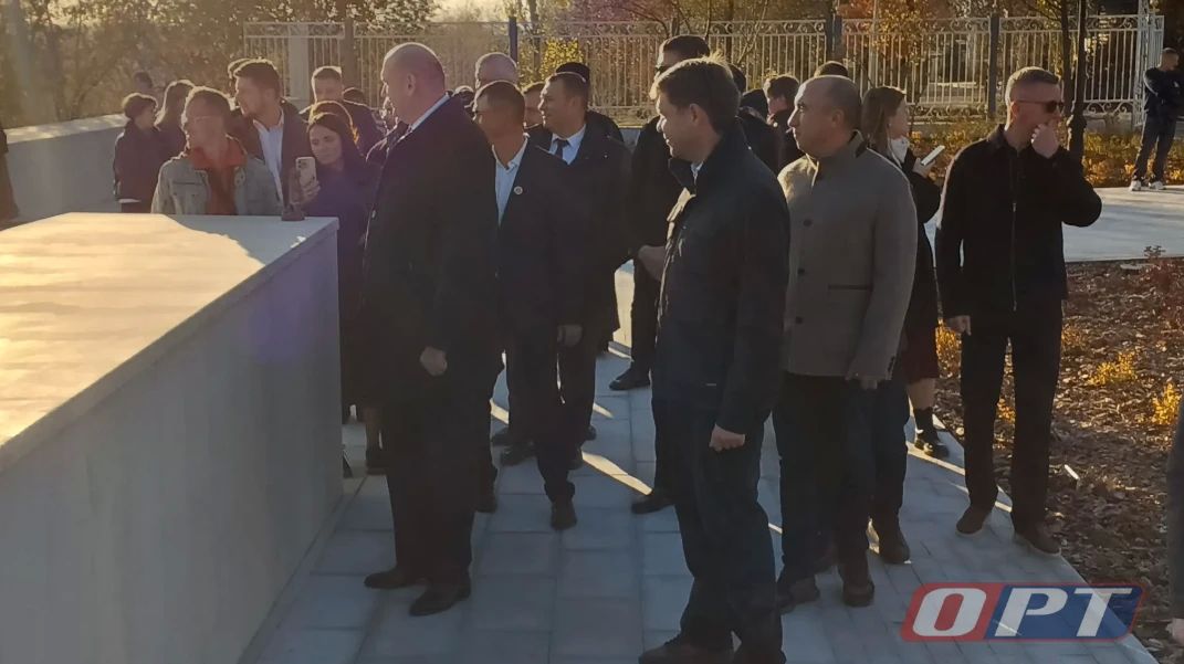 В эти минуты губернатор Оренбуржья Евгений Солнцев и глава города Альберт Юмадилов осматривают Верхнюю набережную
