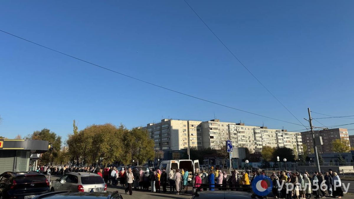 Сегодня очередь в Никольский кафедральный собор в Оренбурге оказалась еще длиннее, чем накануне Сегодня очередь в Никольский кафедральный собор в Оренбурге оказалась еще длиннее, чем накануне