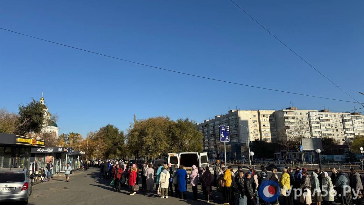 Сегодня очередь в Никольский кафедральный собор в Оренбурге оказалась еще длиннее, чем накануне