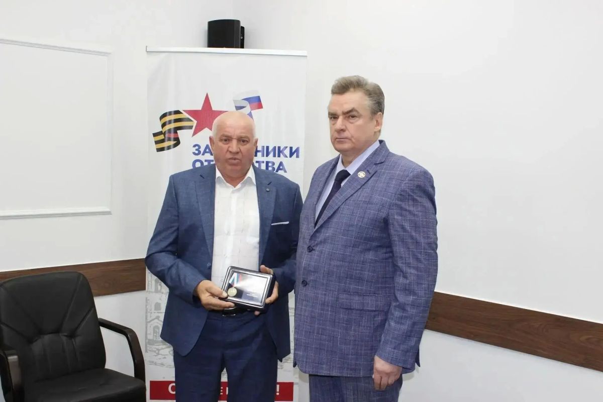 В Оренбурге отцам героев СВО вручили медали «Отец солдата»