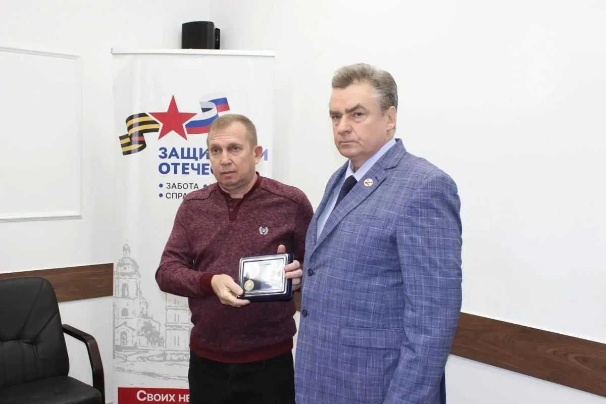 В Оренбурге отцам героев СВО вручили медали «Отец солдата» В Оренбурге отцам героев СВО вручили медали «Отец солдата»